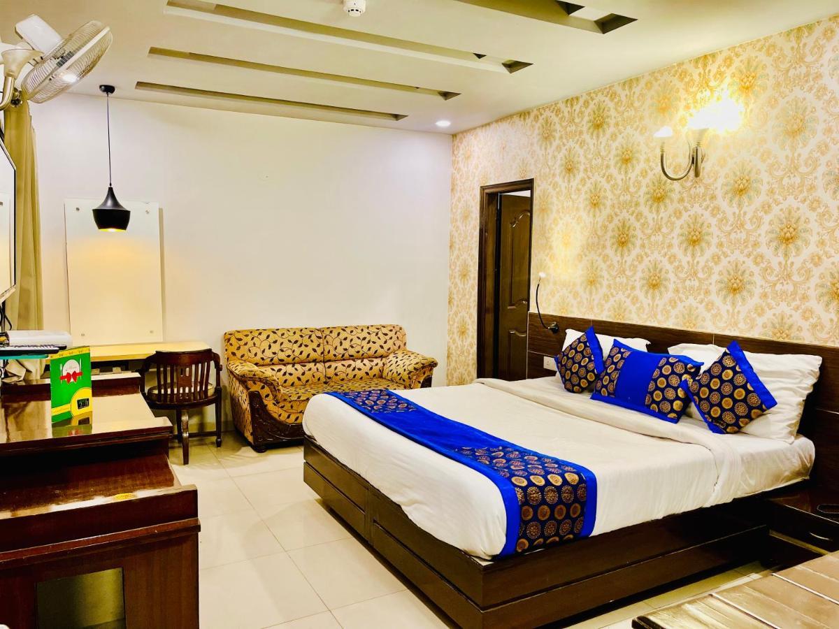 Hotel Queens Tower Amritsar Esterno foto