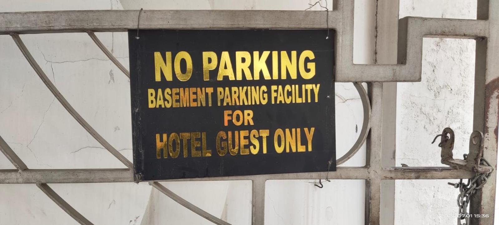Hotel Queens Tower Amritsar Esterno foto